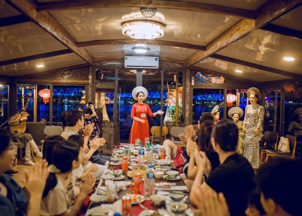 Ăn tối trên thuyền rồng cao cấp