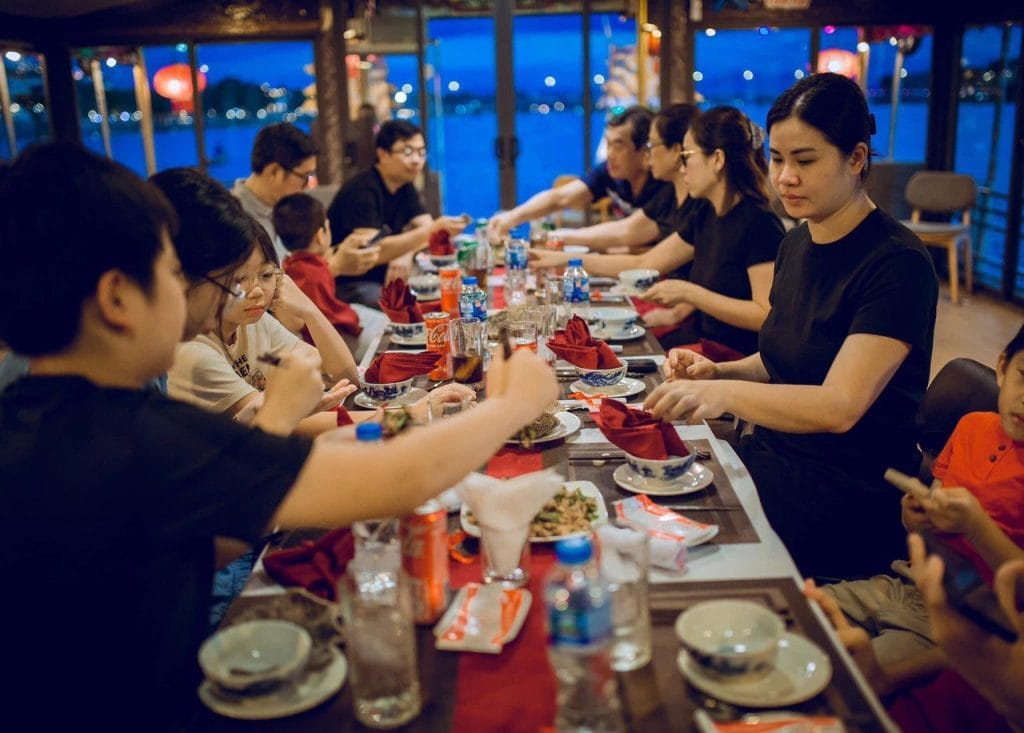 Ăn tối trên thuyền rồng sông Hương