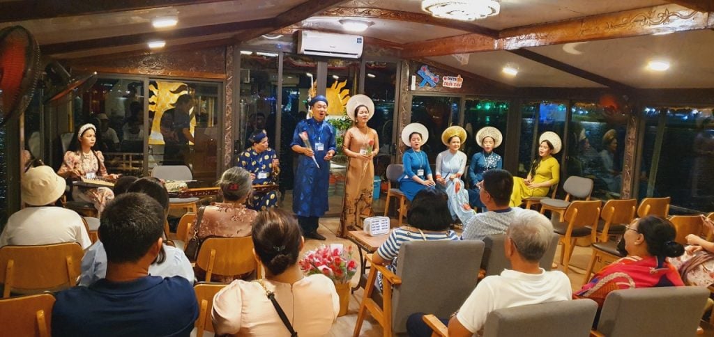 Nghe ca Huế trên sông Hương