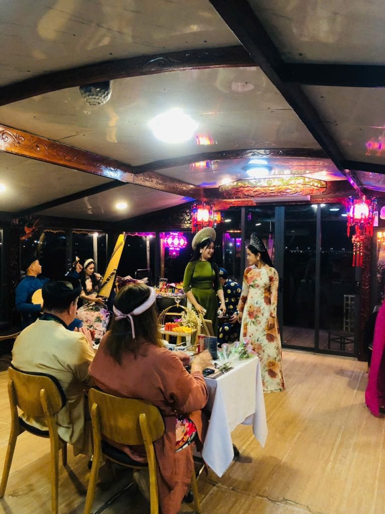 Ăn tối trên sông Hương