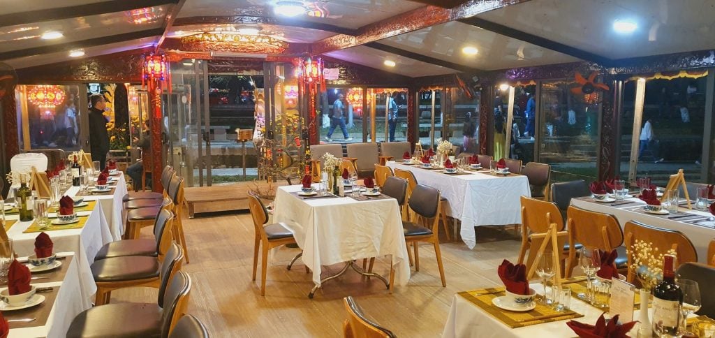 Ăn tối trên sông Hương