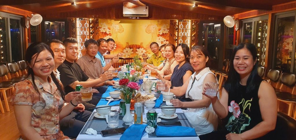 ăn tối trên sông Hương